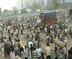 coronavirus | भाजीपाला खरेदीसाठी मुंबईकरांची गर्दी, वांद्रे येथील मार्केटमध्ये नागरिकांची झुंबड