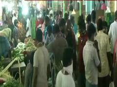 तमिलनाडु: कोरोना के बढ़ते खतरे के बावजूद चेन्नई की सब्जी मंडी में उमड़ी भीड़