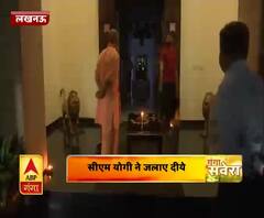 सीएम योगी ने जलाए दीये,कोरोना के खिलाफ एकजुटता का संदेश दिया
