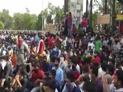 ABP माझा का पक्ष बांद्रा वेस्ट स्टेशन पर जुटी भारी भीड़ के संदर्भ में