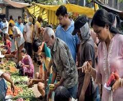 সামাজিক দূরত্ববিধি শিকেয়, উঃ ২৪ পরগনার বিভিন্ন বাজারে অসচেতনতার ছবি 