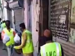 અમદાવાદઃ ક્લસ્ટર ક્વોરોન્ટાઇન કરેલા લોકોને AMC દ્વારા અપાઈ જીવનજરૂરી ચીજવસ્તુઓ, જુઓ વીડિયો