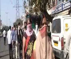 সামাজিক দূরত্ব বজায় রেখেই বারাসতে রেশন দোকানে লাইন