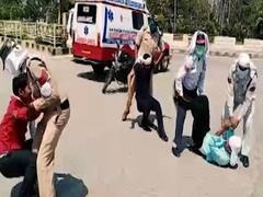 कोरोना से बचाने के लिए पुलिसवालों का अनोखा तरीका