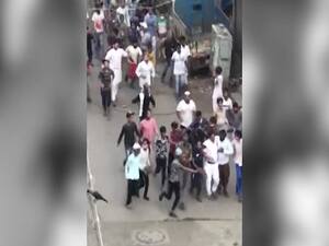 West Bengal: Crowd flouts lockdown, pelts stone at cops | News @ 7