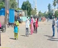 Maharashtra Lockdown | सांगलीत स्टेट बँकेबाहेर ग्राहकांची गर्दी: बँकेचे अधिकारी हतबल