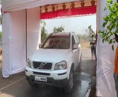 coronavirus | बारामतीतील 'सायबाचीवाडी'ची अनोखी शक्कल, ग्रामस्थांसह वाहनांवर सॅनिटायझरची फवारणी