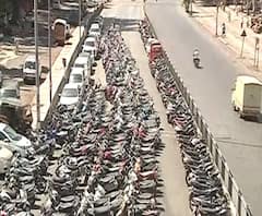 Vehicles Seized | लॉकडाऊनमध्ये बाहेर पडणाऱ्यांवर पुणे पोलिसांची कारवाई; 30 हजारांहून अधिक वाहनं जप्त