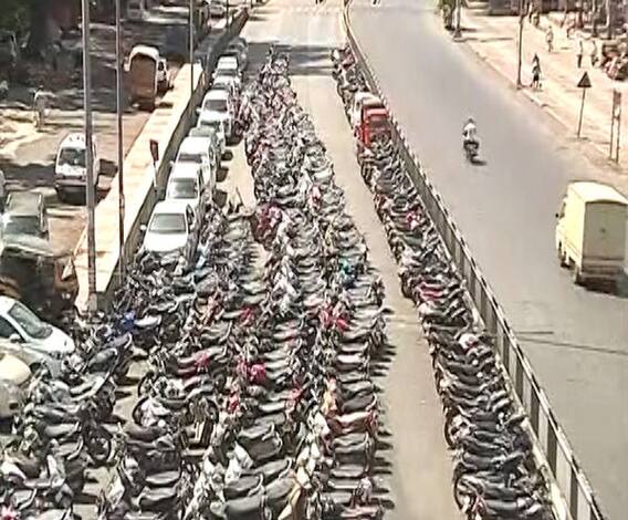 Vehicles Seized | लॉकडाऊनमध्ये बाहेर पडणाऱ्यांवर पुणे पोलिसांची कारवाई; 30 हजारांहून अधिक वाहनं जप्त