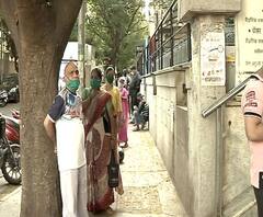 Lockdown | मुंबईतील अंधेरीत डी मार्टच्या बाहेर लांब रांगा; सकाळी 6 वाजल्यापासून नागरिक रांगेत 