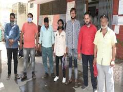 कोरोना से बचाने वाले स्वास्थ्यकर्मियों को क्यों बनाया जा रहा निशाना?