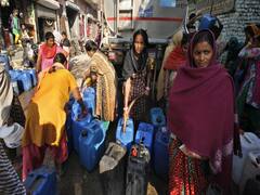 Delhi के Sangam Vihar में पानी के लिए तोड़ा गया Social Distancing का नियम