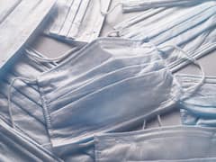 कन्नौज की दो महिला पुलिसकर्मी ड्यूटी के बाद जरूरतमंदों के लिए बना रहीं मास्क