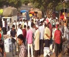 Coronavrius | Social Distancing न पाळताच व्यापाऱ्यांचे व्यवहार सुरु; सांगलीच्या विष्णूअण्णा मार्केटमध्ये आंबा खरेदीसाठी मोठी गर्दी