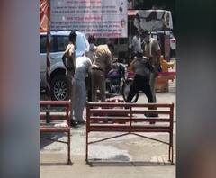 Pune Man spits on Police | पुण्यात दारू, सिगारेटची मागणी करीत पोलिसांच्या अंगावर थुंकणाऱ्याला चोप