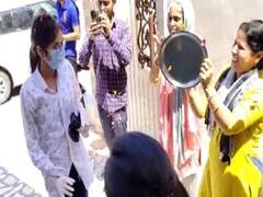 हरियाणा की तमन्ना ने कोरोना को दी मात, घरवालों ने फूलों की बारिश और थाली बजाकर किया स्वागत