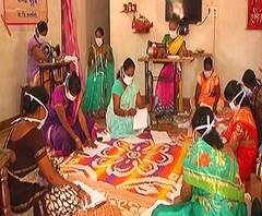 Ratnagiri Mask Making | रत्नागिरीच्या महिला बचत गटाकडून एक लाख मास्कची निर्मिती, सामाजिक बांधिलकी जोपासत आर्थिक संकटावर मात!