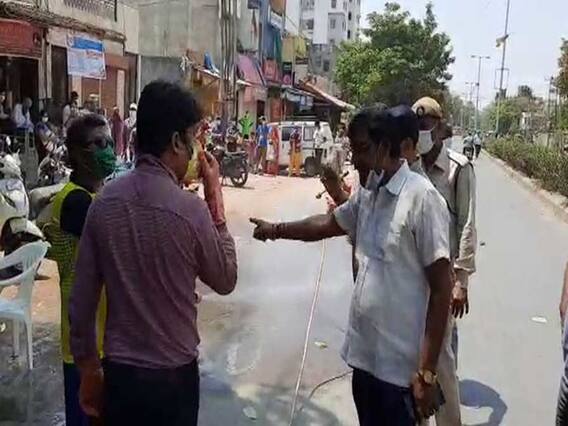 વડોદરામાં સેનેટાઇઝિંગની કામગીરી દરમિયાન થયો વિવાદ, જુઓ વીડિયો