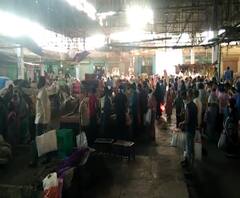 Social Distancing Violation | सोलापूर आणि भिवंडीत भाजीखरेदीसाठी मार्केटमध्ये तुफान गर्दी