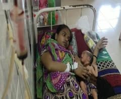 coronavirs | प्रसुतीनंतरच्या असह्य वेदना, प्रसुतीनंतर रक्त मिळवण्यासाठी आईची पायपीट