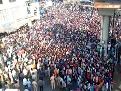 Mumbai: Migrants demand transport to return home | Master Stroke