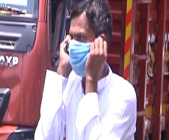 Lockdown Punishment | अंधेरीत लॉकडाऊनचे नियम मोडत फिरणाऱ्यांना उन्हात उठाबशा, पोलिसांकडून अद्दल