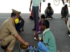 Lockdown: लखनऊ में बेसहारा मजदूरों के सहारा बने पुलिस इंसपेक्टर असलम खान, निजी खर्च पर खिला रहे खाना