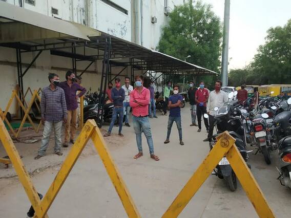 અમદાવાદમાં વાહન ચેકિંગ દરમિયાન પોલીસ પર હુમલો, જુઓ વીડિયો