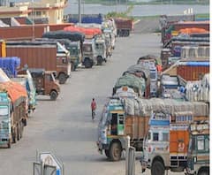 ভারত-বাংলাদেশ পেট্রাপোল সীমান্তে জিরো পয়েন্টে শুরু হল আমদানি-রফতানি 