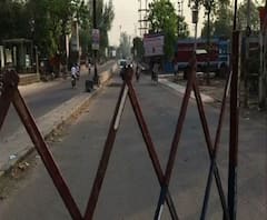 লকডাউনে জটলা এড়াতে বেনিয়াপুকুরের রাস্তায় গার্ডরেল বসাল পুলিশ 