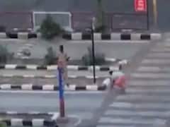 સુરતઃ મોર્નિંગ વોકમાં નીકળેલા લોકોને પોલીસે કરાવી ઉઠક-બેઠક, જુઓ વીડિયો 