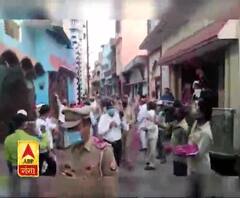 गश्त करती पुलिस पर फूलों की बारिश