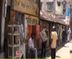 লকডাউন অমান্য করে যাদবপুরের শ্রীকলোনিতে চায়ের দোকানে আড্ডা