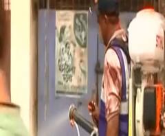  বীরভূম: চলছে রাস্তা জীবাণুমুক্তকরণের কাজ, উপযুক্ত কারণ ছাড়া রাস্তায় বের হলে বাড়ি ফেরত পাঠাচ্ছে পুলিশ 