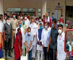 #LockdownHelp | नागपूरमध्ये मंत्री नितीन राऊत यांच्याकडून अन्नधान्याचं वाटप, फोटो काढण्यासाठी गर्दी, यापुढे काळजी घेऊ नितीन राऊत यांचं आश्वासन