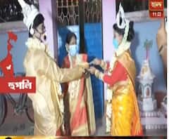দেখুন: প্রশাসনের অনুমতি নিয়ে বিয়ে, মাস্ক পরে মালাবদল থেকে সাতপাক নবদম্পতির 