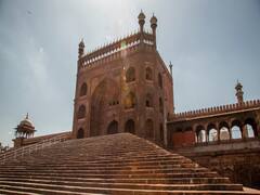Coronavirus: Jama Masjid में पसरा सन्नाटा, लोगों ने घर में पढ़ी नमाज