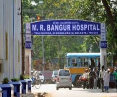 এমআর বাঙ্গুর হাসপাতাল পরিদর্শন রাজ্য সরকারের গ্লোবাল অ্যাডভাইসরি বোর্ডের সদস্য চিকিত্‍সক অভিজিত্‍ চৌধুরী ও যোগীরাজ রায়ের