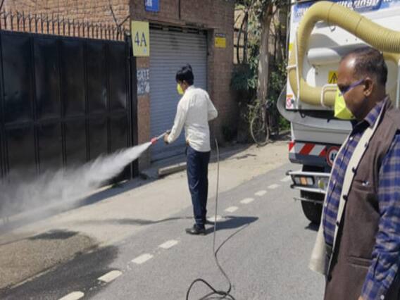 कोरोना: Noida Authority सैनिटाइजेशन के साथ-साथ गाना गाकर लोगों को बढ़ा रही मनोबल