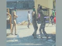 सड़क पर दारोगा को पिटते सिपाही के वायरल वीडियो का क्या है सच? देखिए | सच्चाई का सेंसेक्स