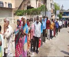 Crowd in Solapur Bank | सोलापुरात बँकांमध्ये नागरिकांची गर्दी, सोशल डिस्टन्सिंगला हरताळ