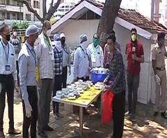 Lockdown Help | लॉकडाऊनदरम्यान पुणे रेल्वे स्थानकावर गरजूंना जेवणाची सोय, रेल्वे कर्मचाऱ्यांचा उपक्रम