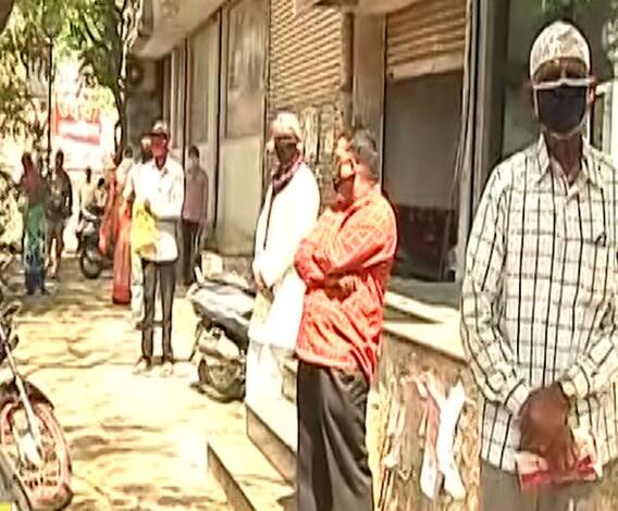 Maharashtra Lockdown | ओरंगाबादमधील बँकांमध्ये नागरिकांची तुफान गर्दी