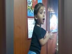 लॉकडाउन में घर के अंदर बच्चों के अजब-गजब कारनामे, देखिए