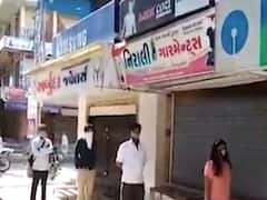 બનાસકાંઠાઃ થરાદમાં ATMમાં પૈસા ઉપાડવા આવેલા લોકોએ જાળવ્યું સામાજિક અંતર 