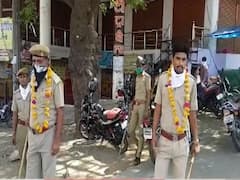 Rajasthan के Banswara में लोगों ने माला पहनाकर पुलिस का किया सम्मान