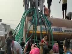 Pune: पानी का टैंकर देख social distancing भूले लोग