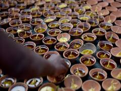 Ground Report: PM Modi की अपील के बाद जम्मू का एक परिवार बना रहे आटे के दीये