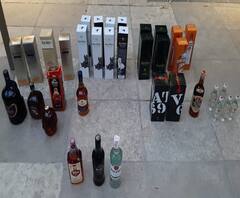 Sting Operation for illegal liquor | पुण्यातल्या बारमध्ये पोलिसांचं स्टिंग ऑपरेशन, लॉकडाऊनमध्ये दारू विकणारा लॉकअपमध्ये! 