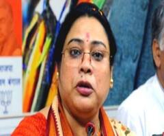 লকডাউনের মধ্যে নিয়মভঙ্গ করে মাস্ক বিলি করলেন দেবশ্রী চৌধুরী 